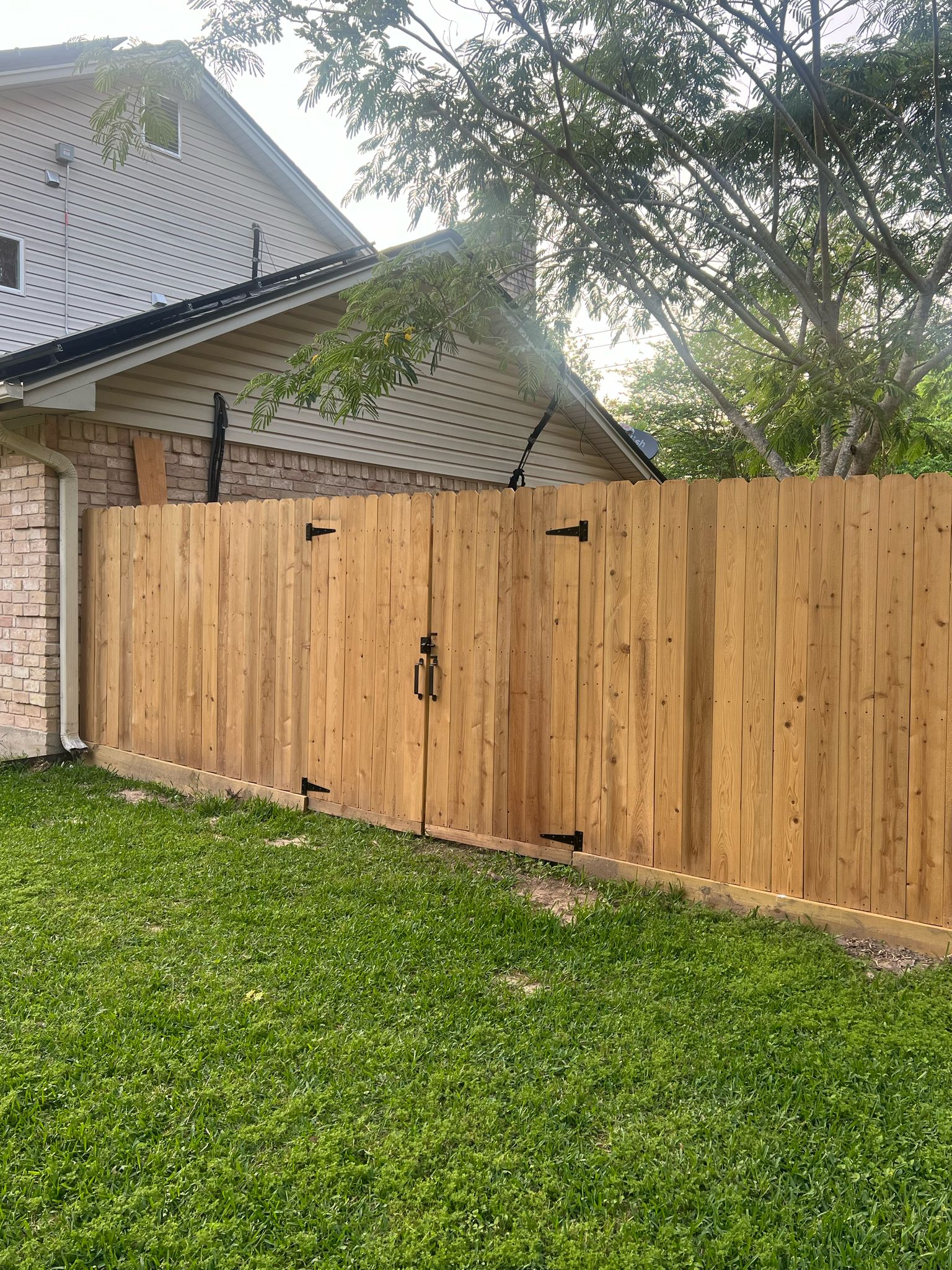 Pine Fence Installation for Charlene Silva in Pearland, TX